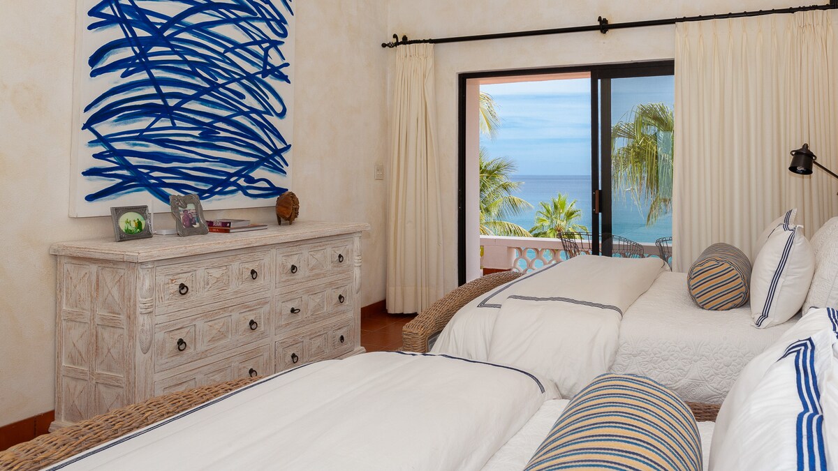 Villa Pacifica - Bedroom suite with two queen beds