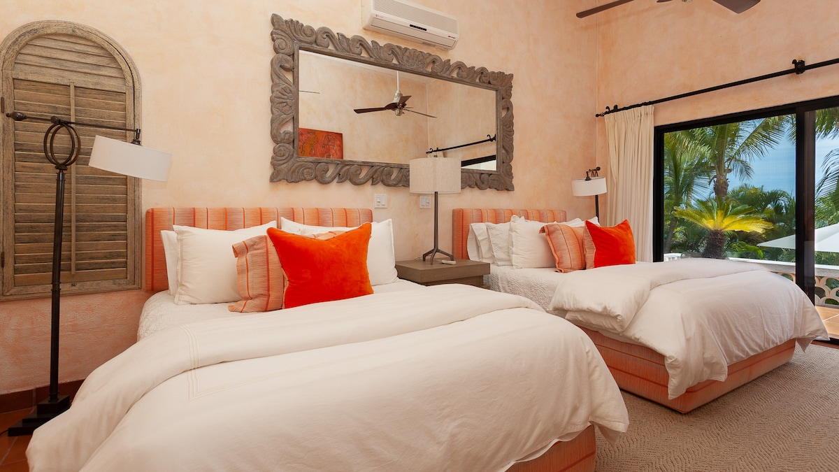 Villa Pacifica - Bedroom suite with two queen beds