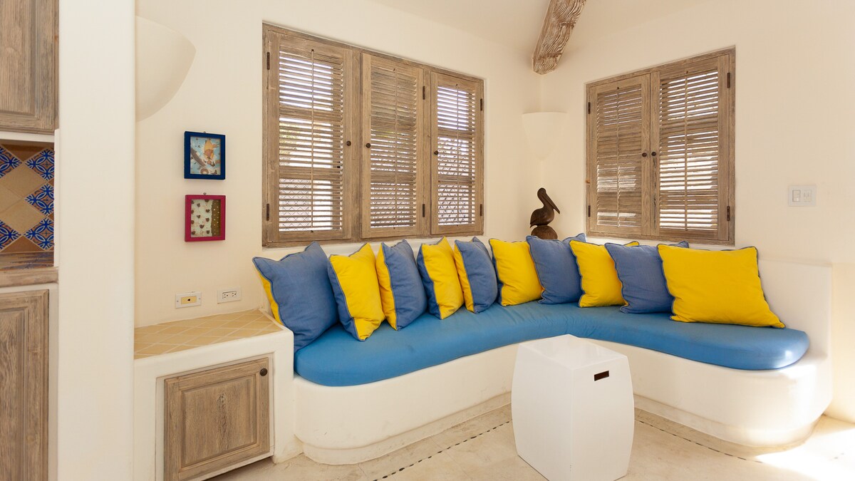 Villa Pacifica - Casita living area