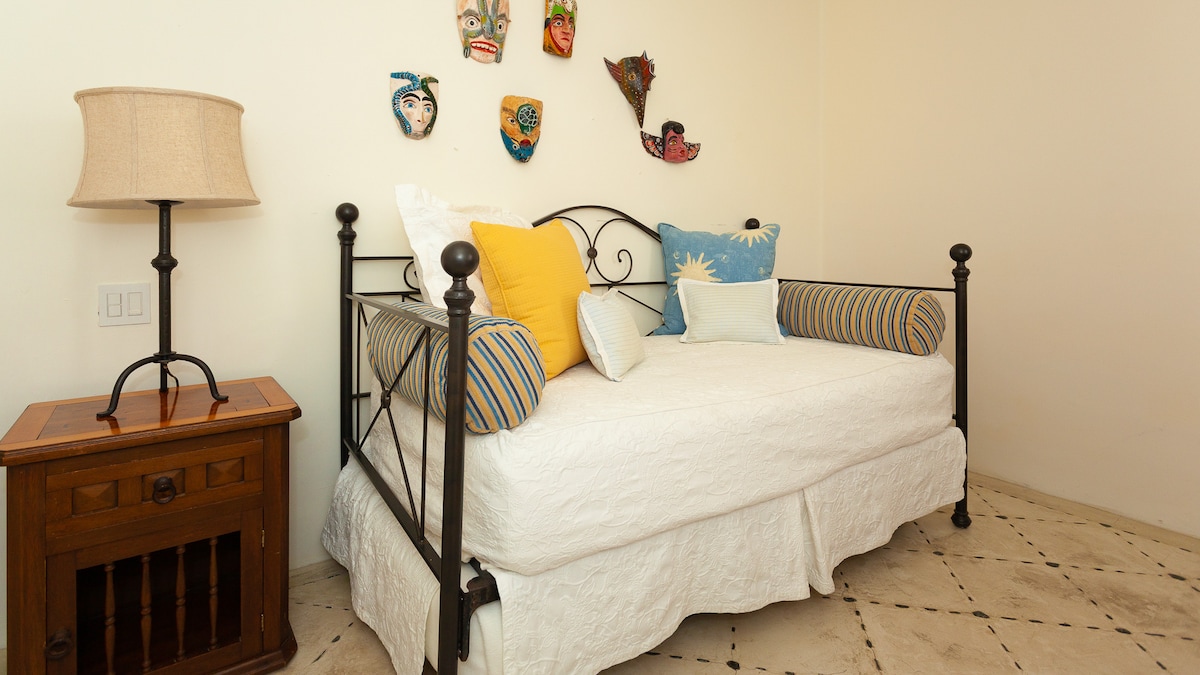 Villa Pacifica - Casita trundle bed