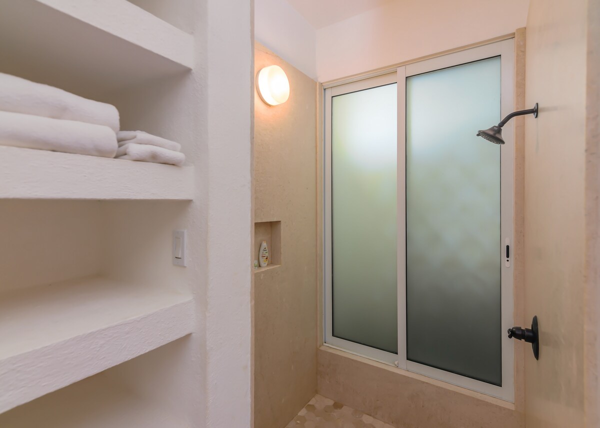 Full bathroom 2 image 2