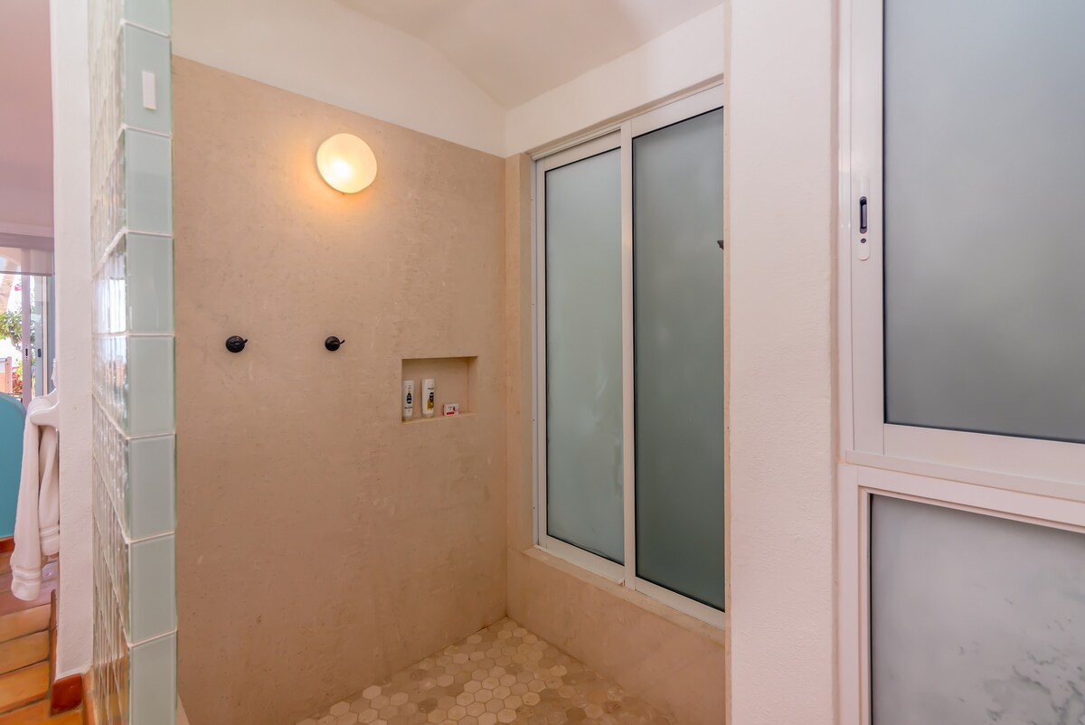 Full bathroom 1 image 1