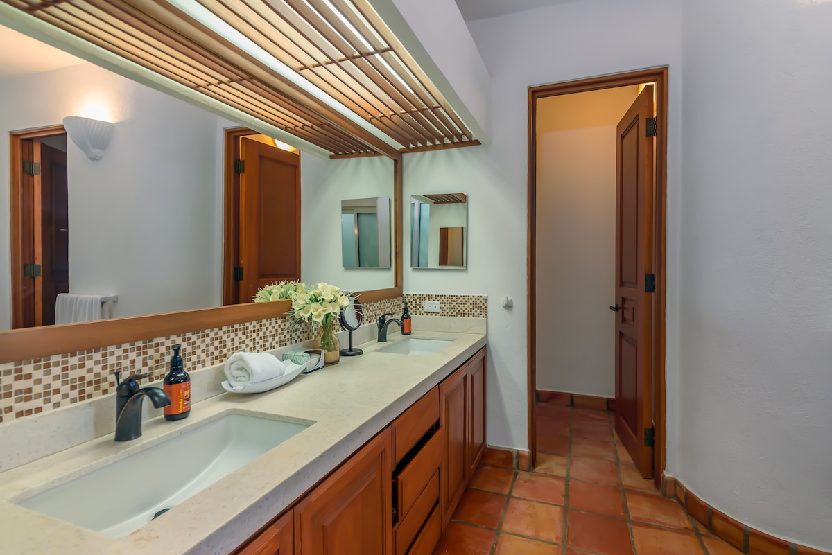 Full bathroom 1 image 2