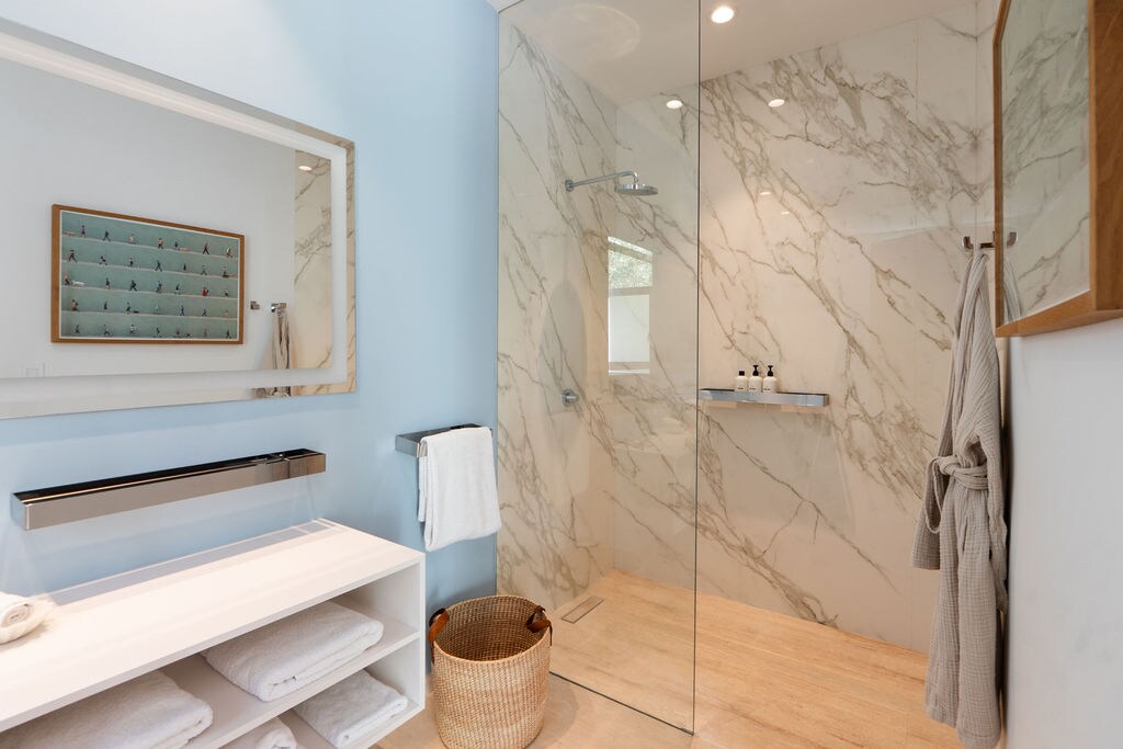 Full bathroom 3 image 3