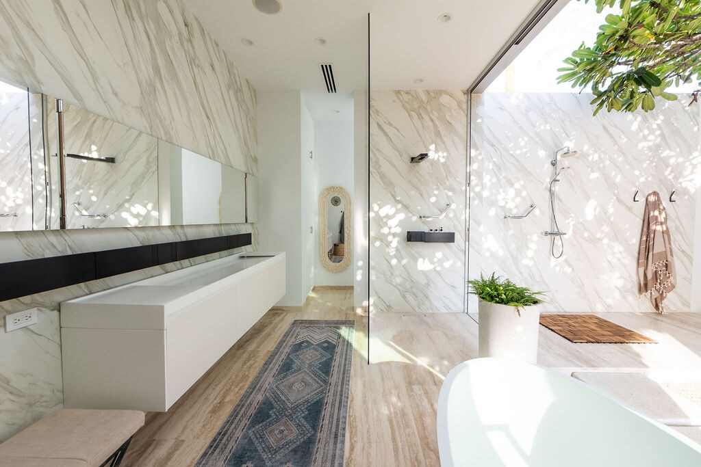 Full bathroom 1 image 1