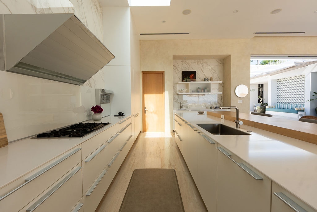 Full kitchen image 2