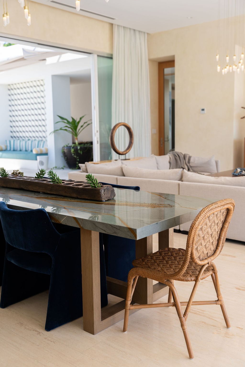 Dining area image 5