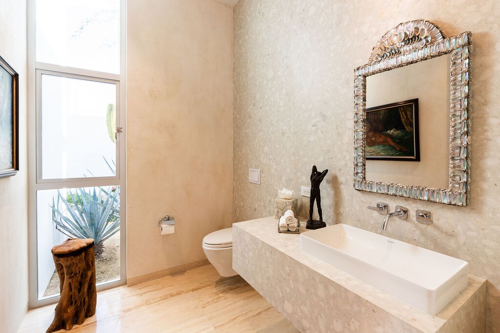 Half bathroom image 1