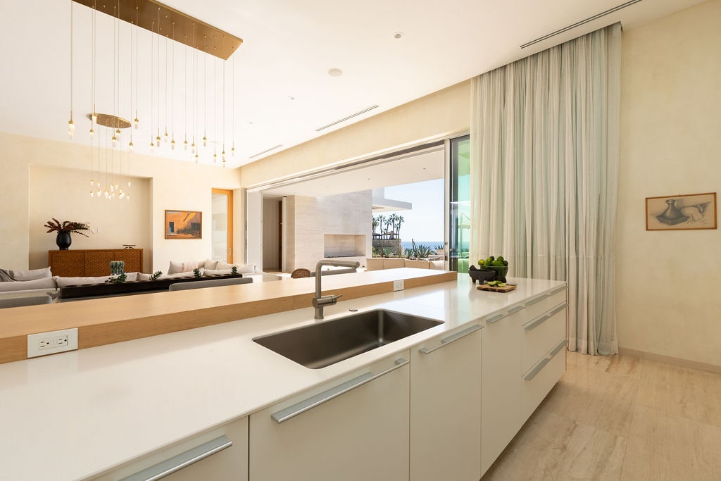 Full kitchen image 1